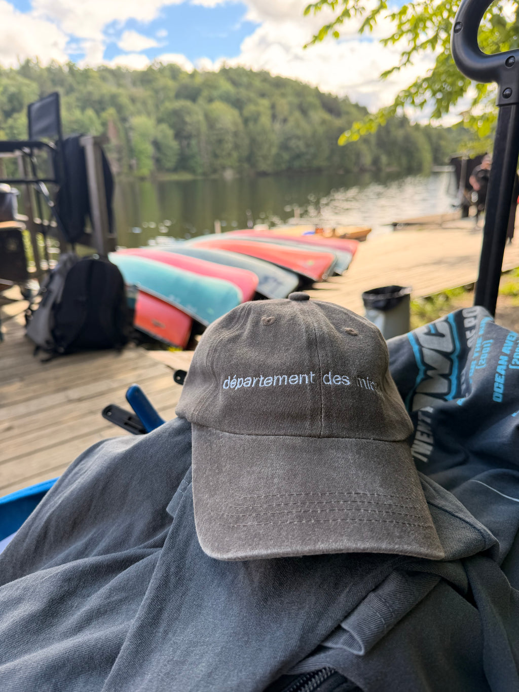 Casquette grise et blanche
