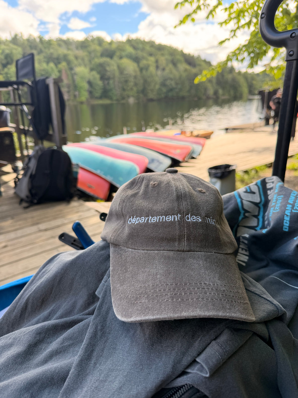 Casquette grise et blanche