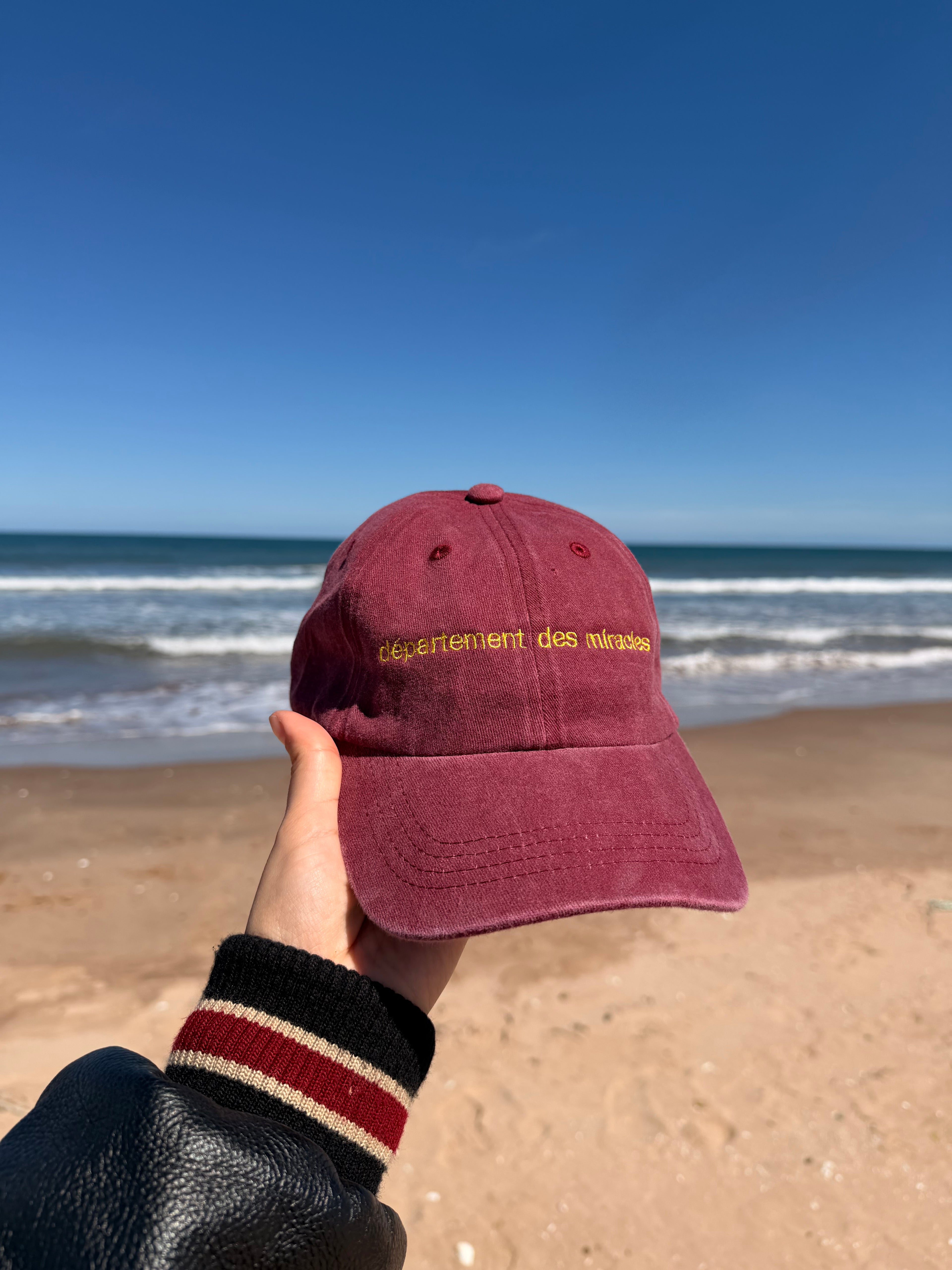Casquette bourgogne et jaune